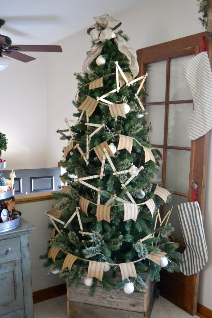 Christmas Tree Garland DIY To Give Your Tree A Rustic Farmhouse Look