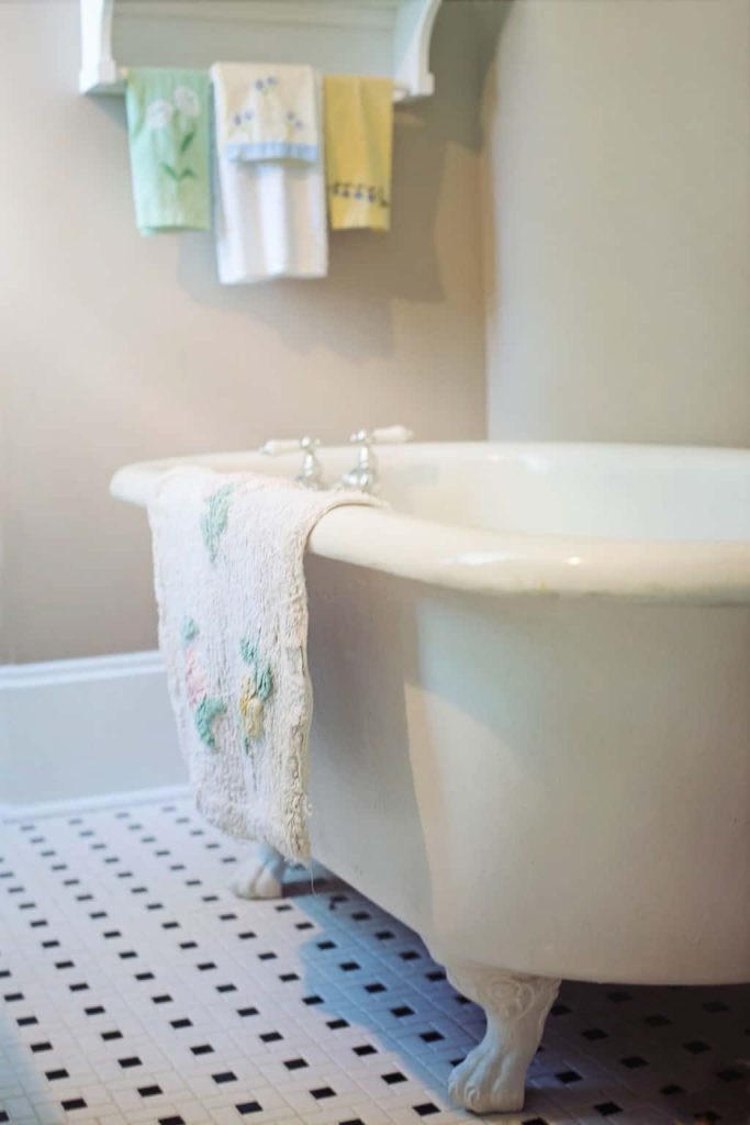 The Easy Way To Unclog Bathtub Drain With Pantry Staples